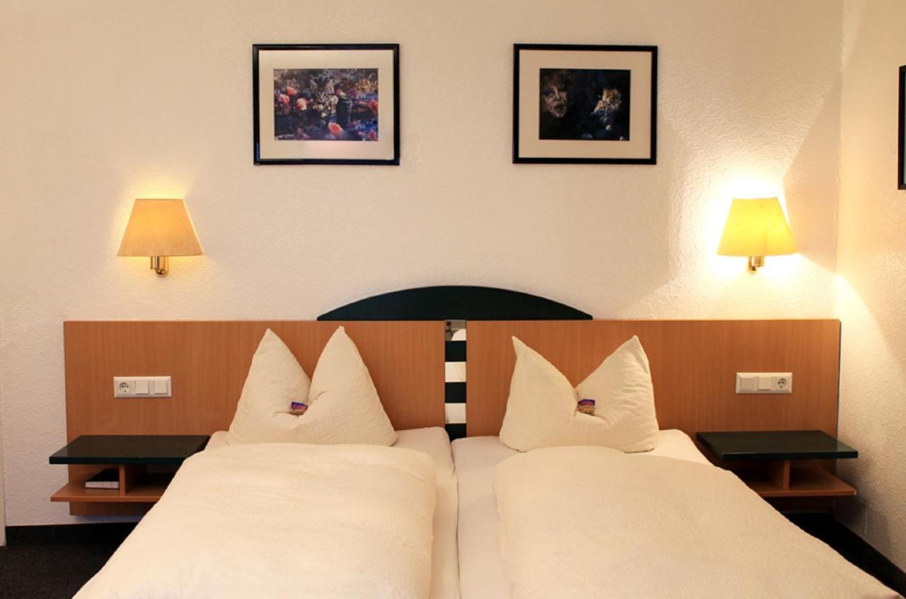 Hotel-Landgasthof Gruener Baum - Dittigheim タウバービショフスハイム エクステリア 写真