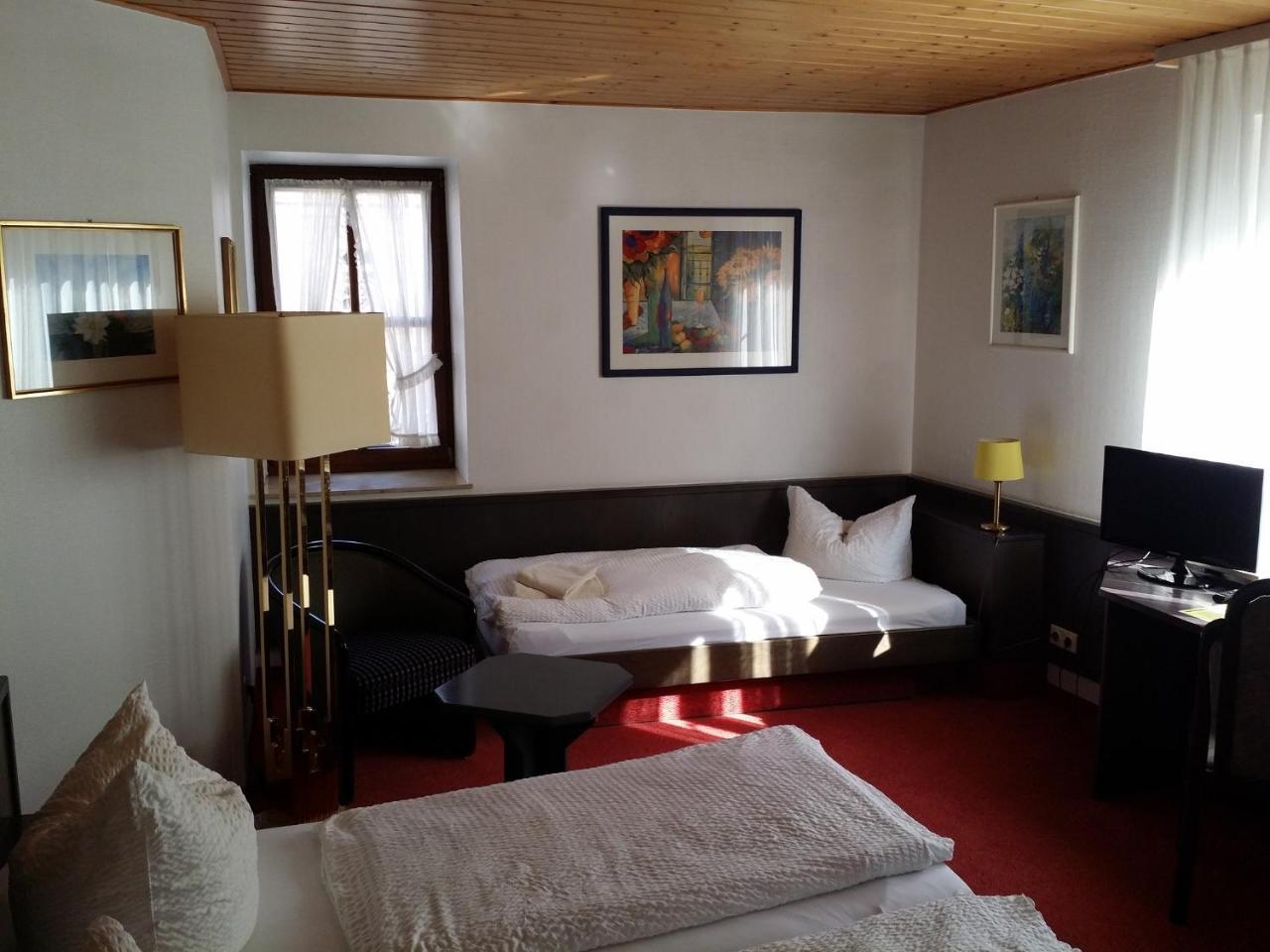 Hotel-Landgasthof Gruener Baum - Dittigheim タウバービショフスハイム エクステリア 写真